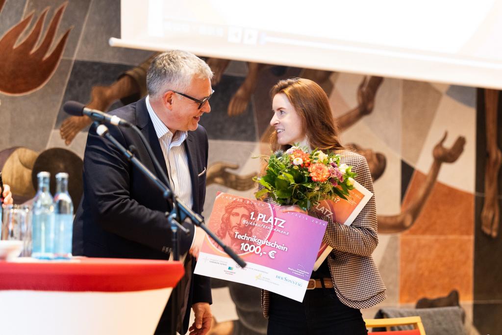Platz 1 ging an den Account der Evangelischen Jugend im Kirchenbezirk Bautzen Kamenz, geführt von Judith Baumann, die den preis auch entgegennahm© EVLKS Platz 1 ging an den Account der Evangelischen Jugend im Kirchenbezirk Bautzen Kamenz, geführt von Judith Baumann, die den preis auch entgegennahm© EVLKS