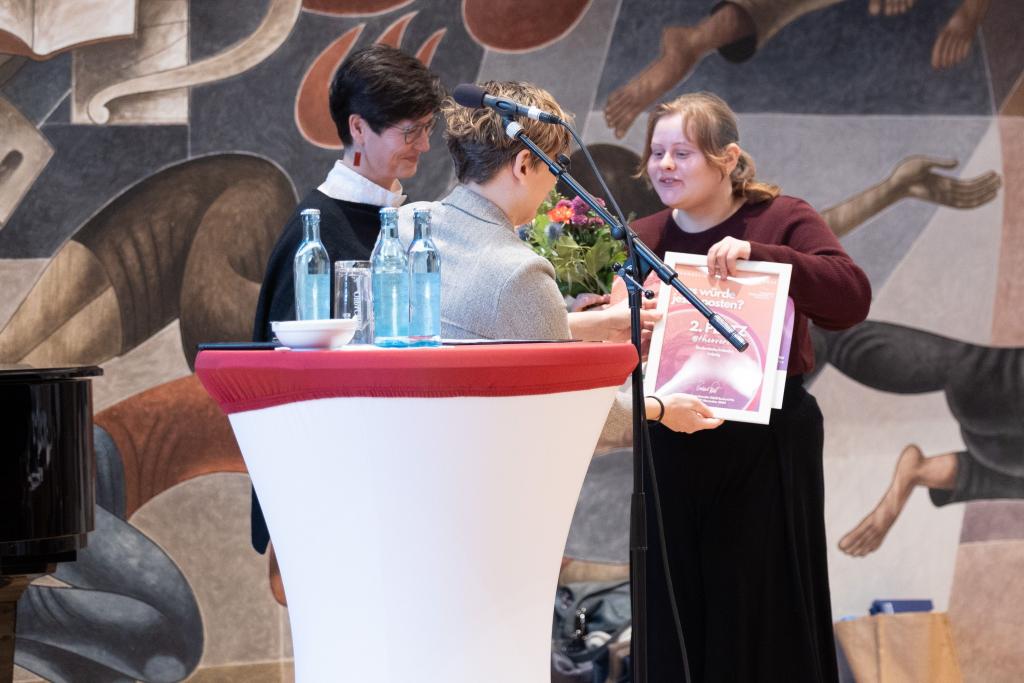 Den 2. Platz erhielt die studentische Initiative Theoversity, die nicht nur bei Instagram, sondern auch mit Podcasts und weiteren Kanälen aktiv ist. Entgegengenommen hat den Preis die Theologie-Studentin Lena Setzer. © EVLKS Den 2. Platz erhielt die studentische Initiative Theoversity, die nicht nur bei Instagram, sondern auch mit Podcasts und weiteren Kanälen aktiv ist. Entgegengenommen hat den Preis die Theologie-Studentin Lena Setzer. © EVLKS