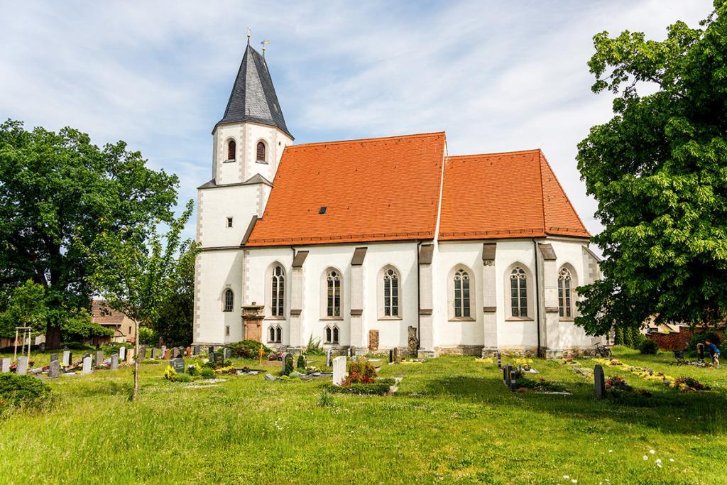 Die Strebepfeiler der Kirche Dölzig halten im Mittelteil kein Gewölbe. © Uwe Winkler
