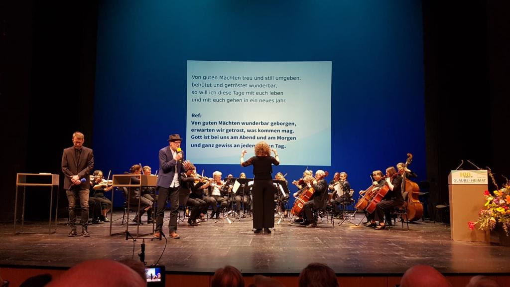 Abschlusslied mit Siegfried Fietz und Sohn sowie Orchester unter Leitung des Landeskirchenmusikdirektors © Uwe Naumann