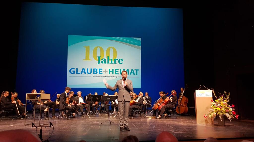 Chefredakteur Willi Wild moderierte die Festveranstaltung zum 100. Geburtstag der Kirchenzeitung im Nationaltheater Weimar © Uwe Naumann