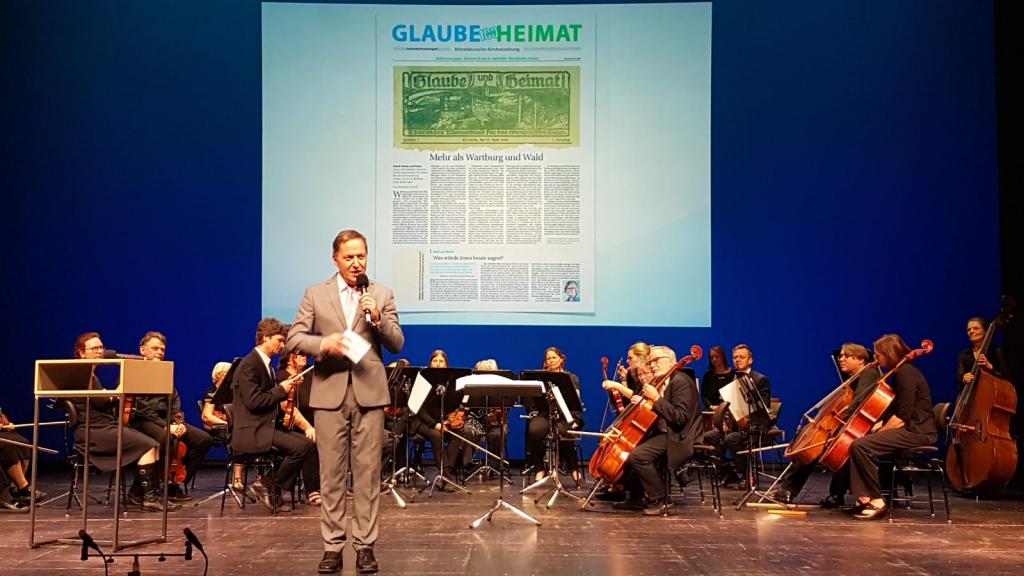 Chefredakteur Willi Wild moderierte die Festveranstaltung zum 100. Geburtstag der Kirchenzeitung im Nationaltheater Weimar © Uwe Naumann