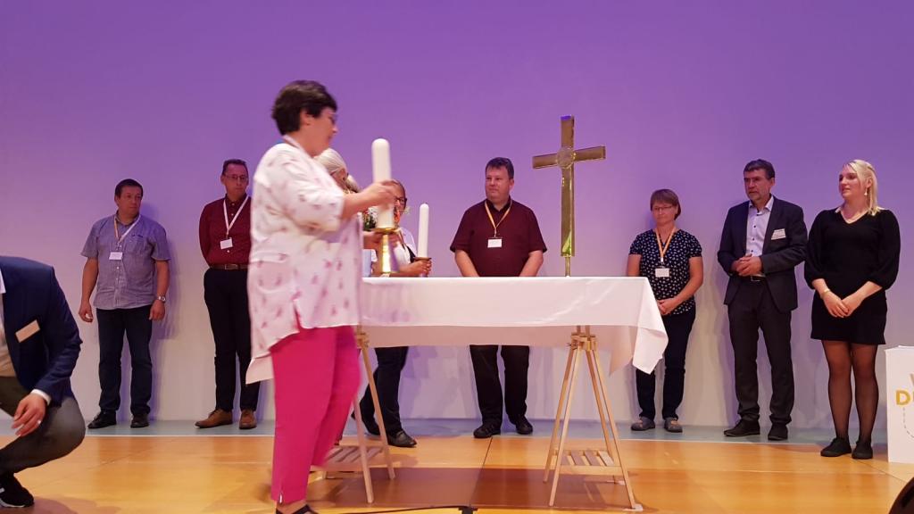 Im Abschlussgottesdienst bauen Kirchvorsteher im großen Saal einen Altar auf. © Uwe Naumann 