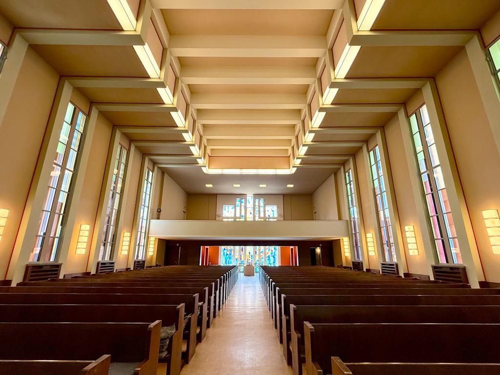 Das Stahlbetonskelett prägt das Kirchenschiff © Anna Hofer