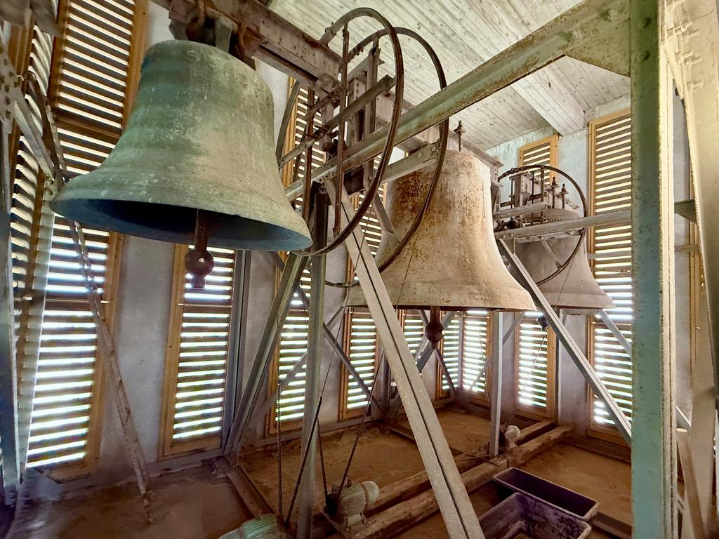 Im Glockenturm: Die kleinste ist noch die originale Bronzeglocke der Gießerei Franz Schilling & Söhne von 1931. © Anna Hofer