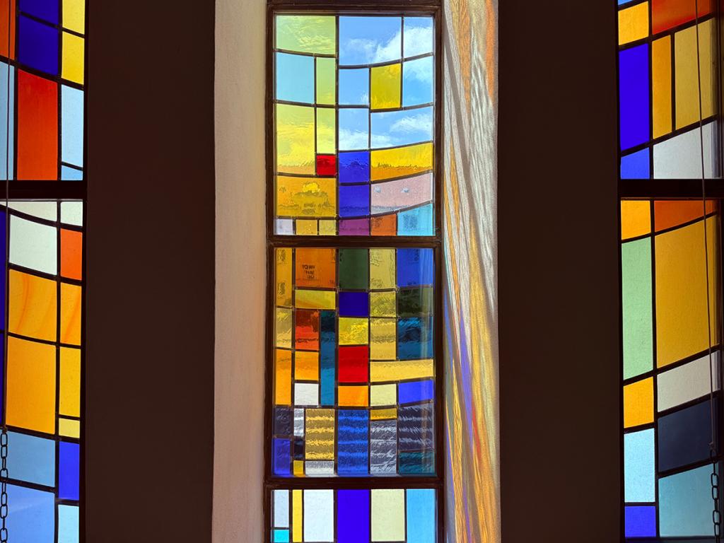 Im Kontrast: Leuchtende Farben im Kreuzfenster von Matthias Klemm © Anna Hofer