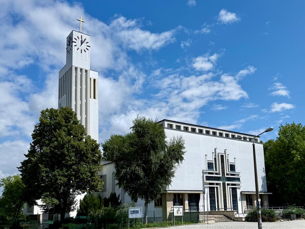 Die schneeweiße Versöhnungskirche in Leipzig-Gohlis © Anna Hofer