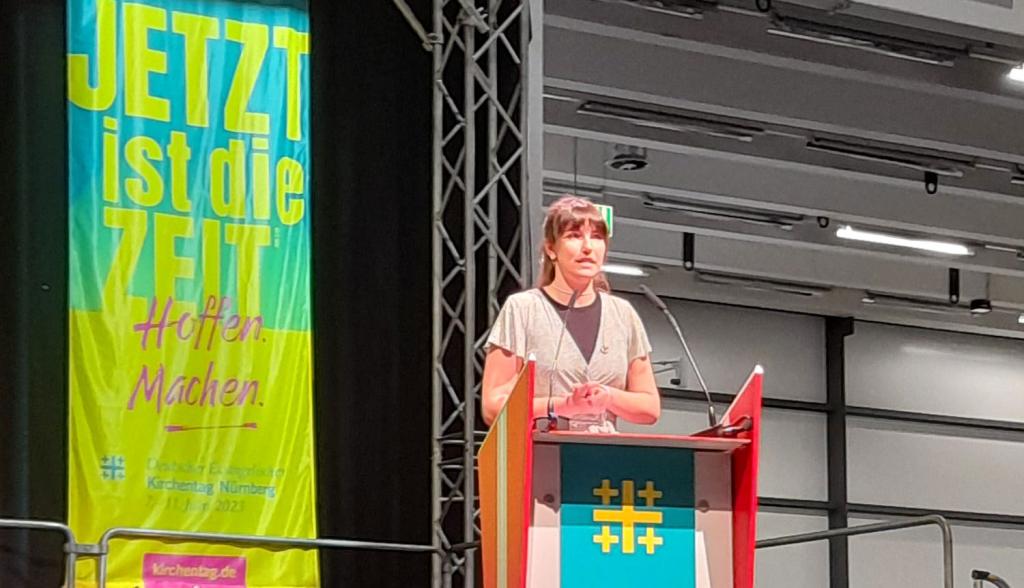 Harte Worte von Carla Hinrichs, Sprecherin der Letzten Generation, auf dem Podium »Verantwortung und Schuld in der Klimakrise« auf dem Kirchentag. © Stefan Seidel