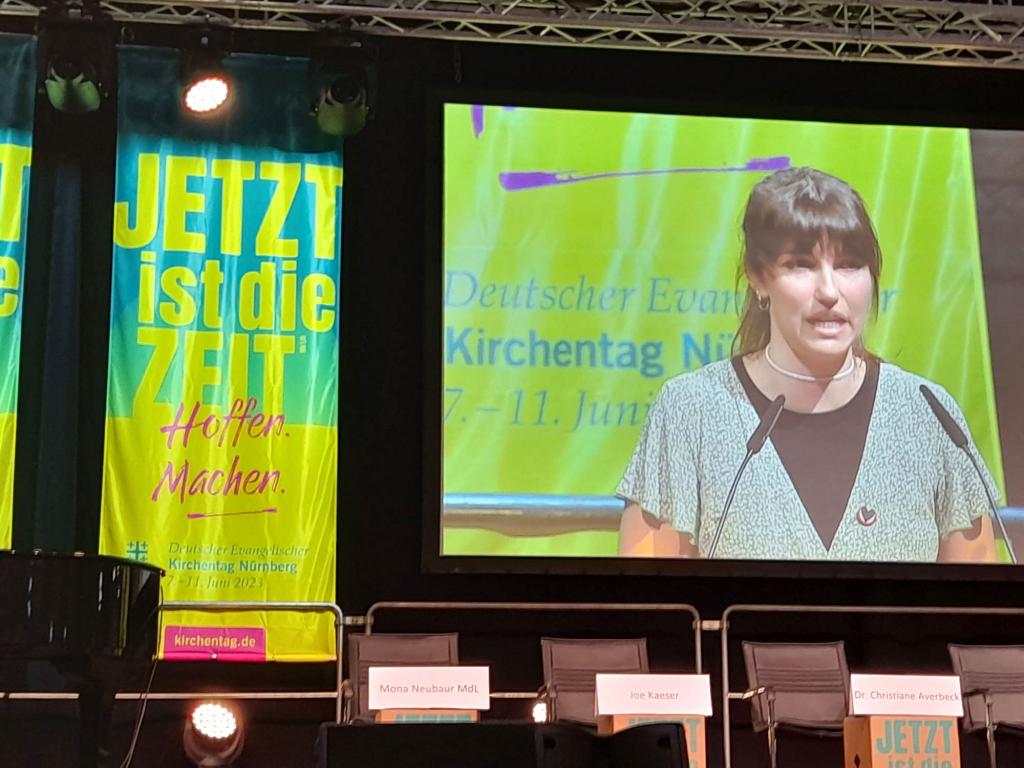 Harte Worte von Carla Hinrichs, Sprecherin der Letzten Generation, auf dem Podium »Verantwortung und Schuld in der Klimakrise« auf dem Kirchentag. © Stefan Seidel