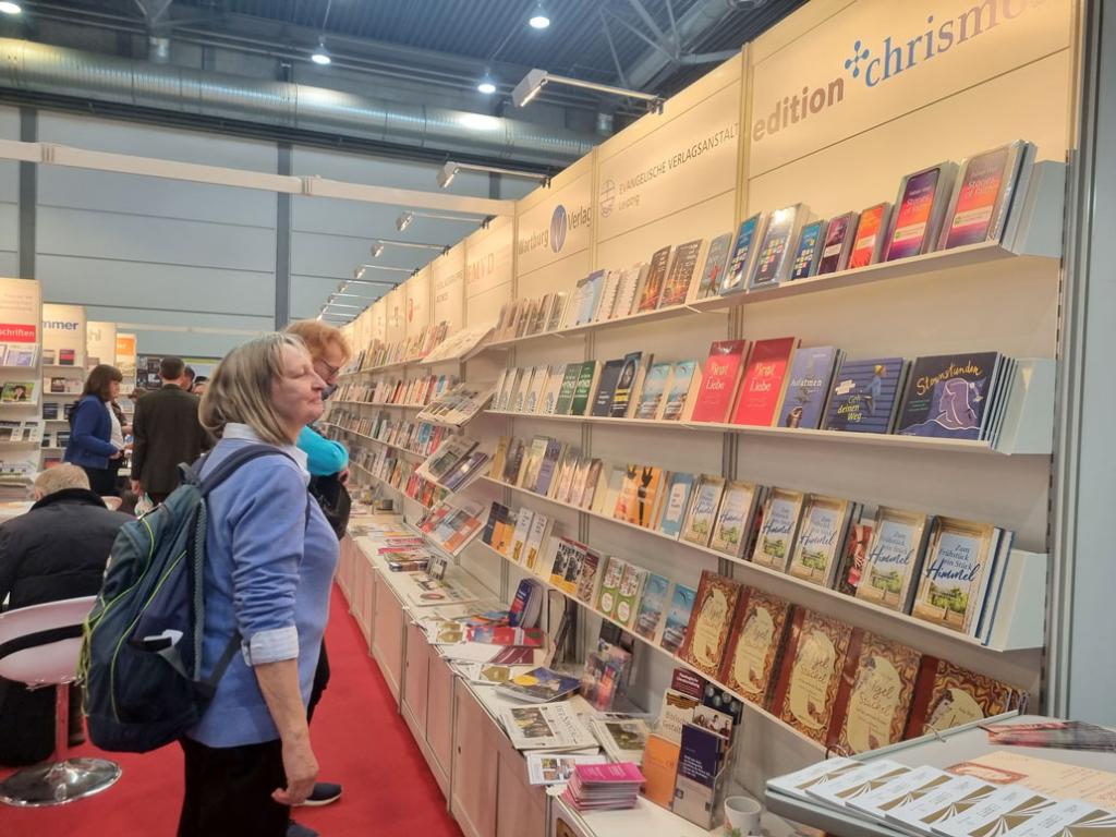 Der SONNTAG und die Evangelische Verlagsanstalt sowie die edition chrismon finden Sie am Gemeinschaftsstand des EMVD. © Karola Richter