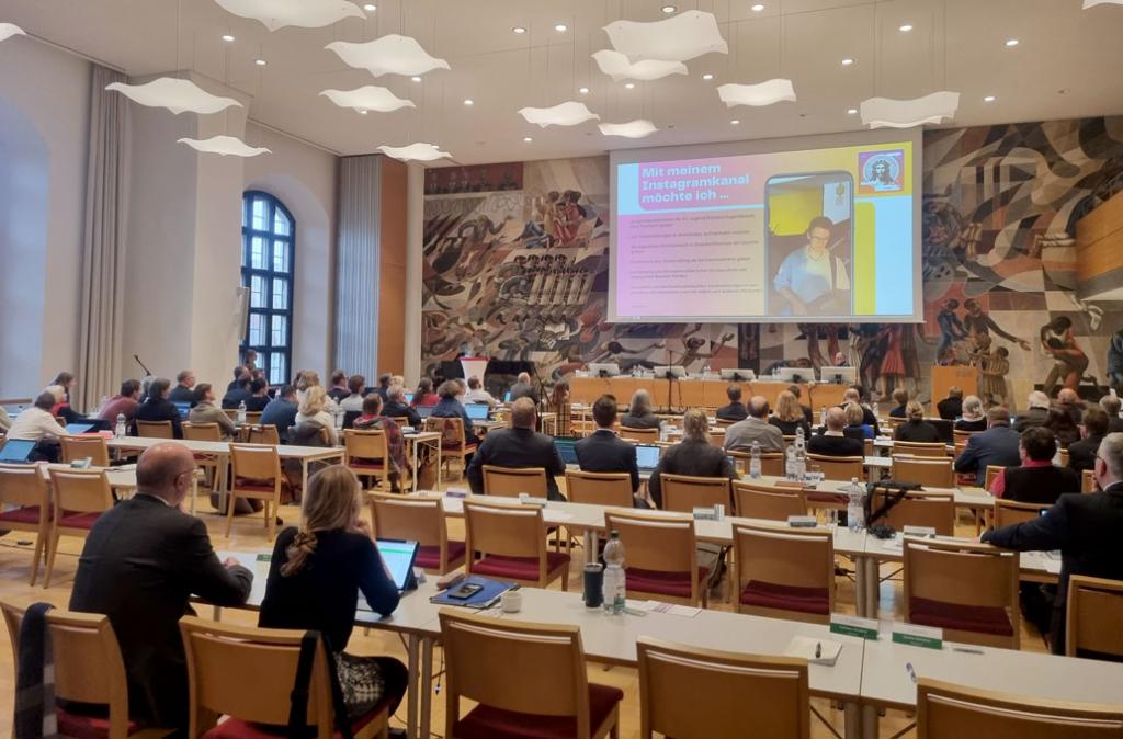 Gezeigt wurden Ausschnitte aus den Berbungsviideos, hier im Bild der Account von Pop-Kantorin Rebecca Viertel © K. Richter Gezeigt wurden Ausschnitte aus den Berbungsviideos, hier im Bild der Account von Pop-Kantorin Rebecca Viertel © K. Richter