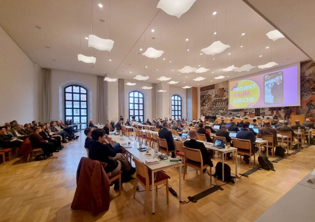 Mit großem Interesse sahen die Teilnehmerinnen und Teilnehmer des Medienpreises und der Synodentagung einen Vorstellungsfilm der Top 10 an © K. Richter Mit großem Interesse sahen die Teilnehmerinnen und Teilnehmer des Medienpreises und der Synodentagung einen Vorstellungsfilm der Top 10 an © K. Richter