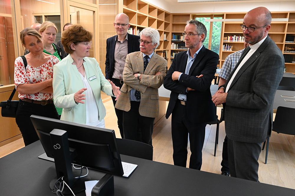 Eröffnung Archiv Landeskirche Sachsen Landeskirchenarchiv Dresden Coschütz Geschichte Genealogie Kirchenbücher