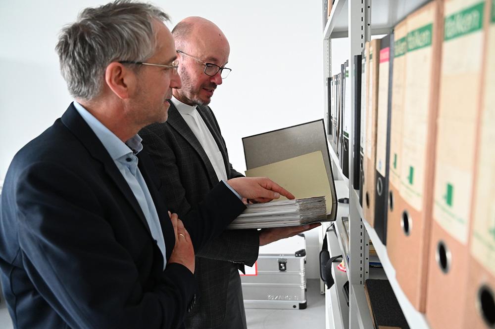 Eröffnung Archiv Landeskirche Sachsen Landeskirchenarchiv Dresden Coschütz Geschichte Genealogie Kirchenbücher