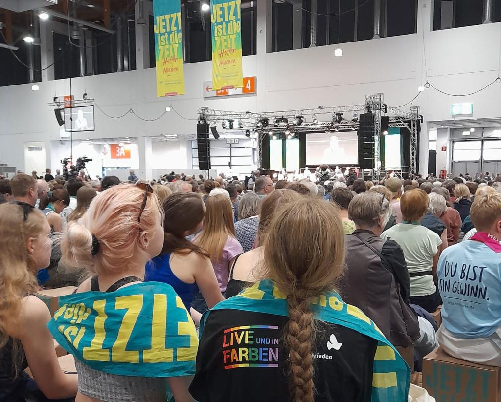 Viele jugendliche Teilnehmer am Kirchentag in der Messehalle zum Podium mit RObert Habeck. © Stefan Seidel