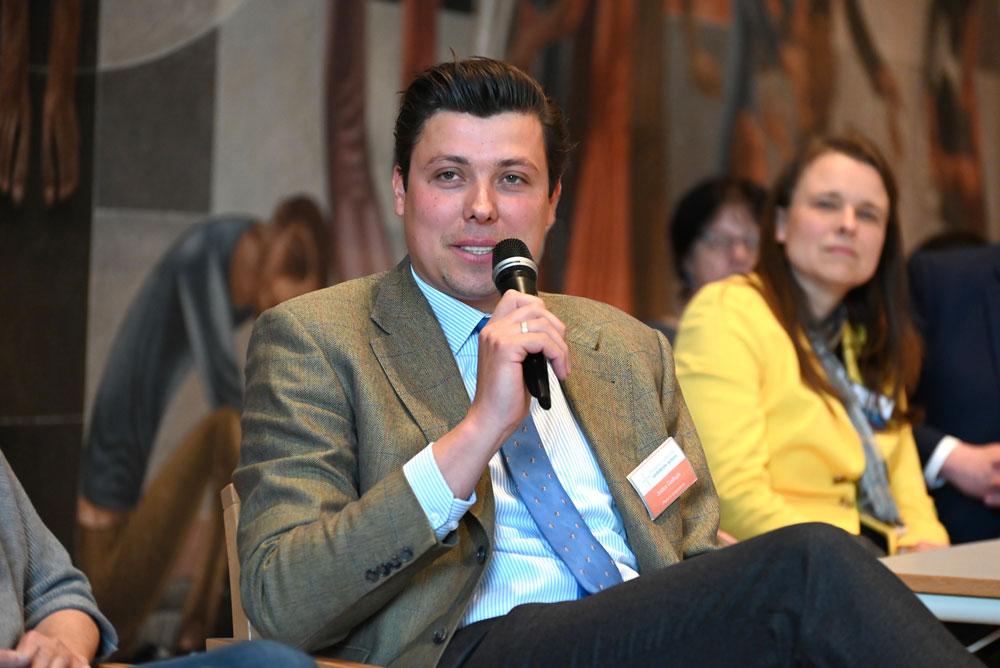 Pfarrer Justus Geilhufe aus Großschirma während der Podiumsdiskussion beim Thementag der Landessynode Sachsen. © Steffen Giersch