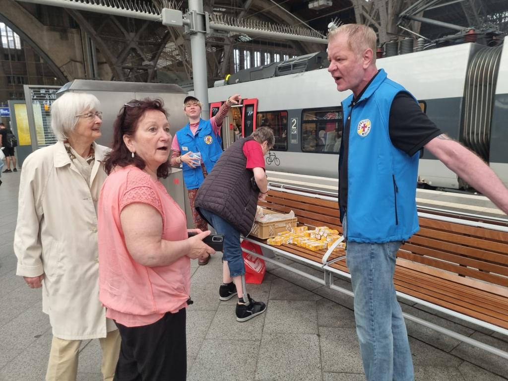 Die Bahnhofsmission unterstützt mit Brezeln und Getränken © Karola Richter 