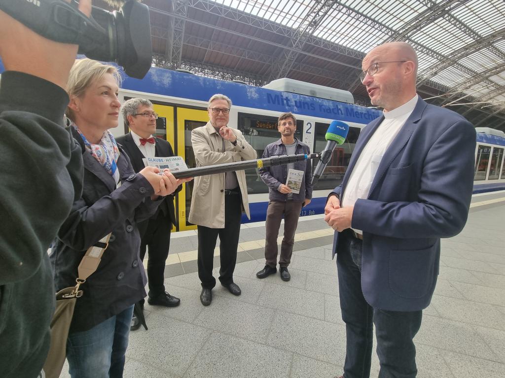 Landesbischof Tobias Bilz gibt dem MDR ein Interview © Karola Richter 