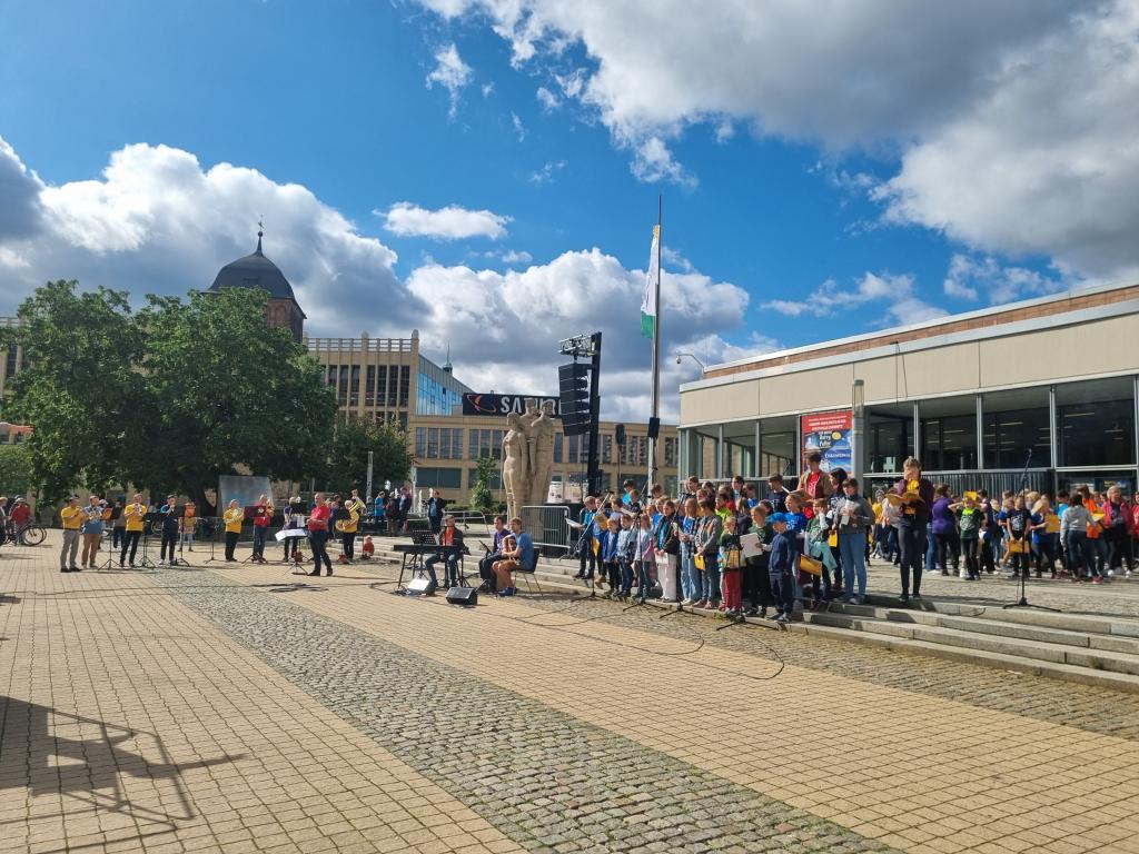 Die Kurrenden und Bläser machen sich für das Treppensingen bereit © Karola Richter 