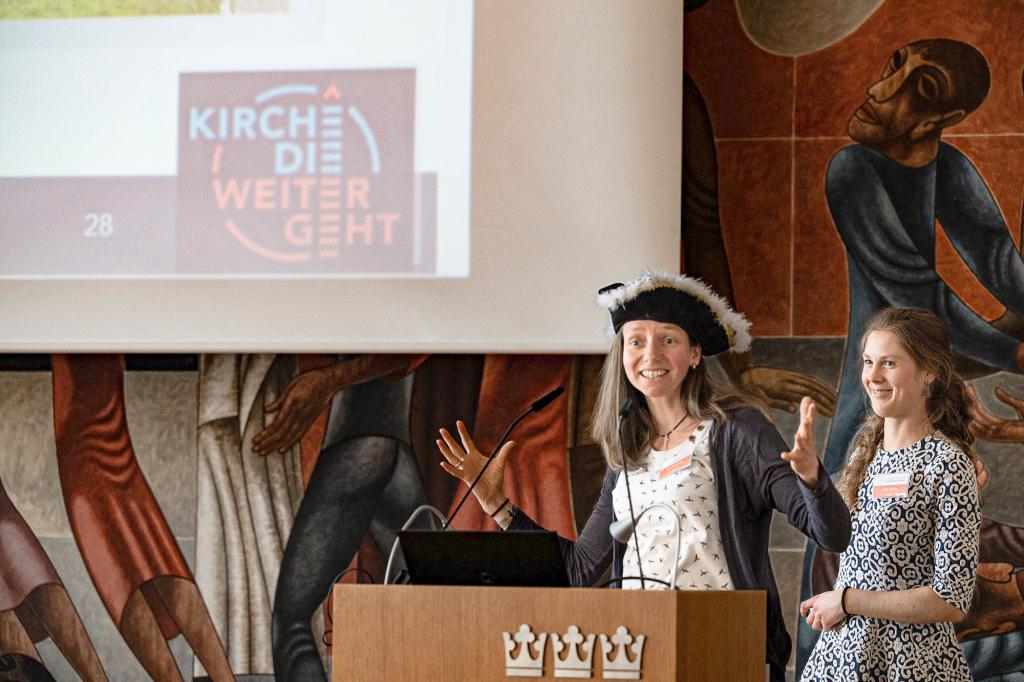 Julia Markstein (l.) und Julia Schäfer berichten von ihrem Projekt »Jesus in der Bahnhofsvorstadt« in Zwickau. © EVLKS