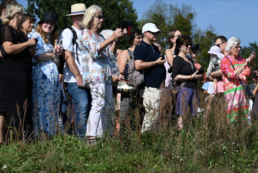 Die erstmals an der Elbe gegenüber des Diakonissenhaus abgehaltene Veranstaltung war ein großes Fest für die Täuflinge, ihre Familien und alle Besucherinnen und Besucher. © Steffen Giersch Die erstmals an der Elbe gegenüber des Diakonissenhaus abgehaltene Veranstaltung war ein großes Fest für die Täuflinge, ihre Familien und alle Besucherinnen und Besucher. © Steffen Giersch