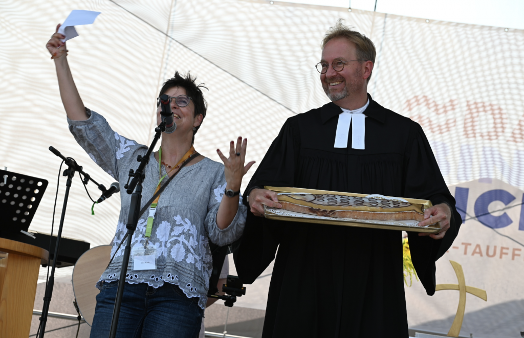 Mitorganisiert hat die Open-Air-Taufe Mira Körlin, verantwortlich für die Öffentlichkeitsarbeit der Kirchenbezirke Dresden-Mitte und Nord. © Steffen Giersch Mitorganisiert hat die Open-Air-Taufe Mira Körlin, verantwortlich für die Öffentlichkeitsarbeit der Kirchenbezirke Dresden-Mitte und Nord. © Steffen Giersch
