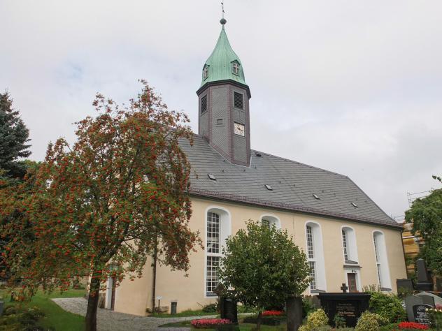  Die kleine Kirche Langenwolmsdorf steht im Stolpener Land. Dahinter gibt es noch ein Pfarrhaus und einen Treff für Jugendliche im »Haus unter Gottes Obhut« (HuGO). © Tomas Gärtner 