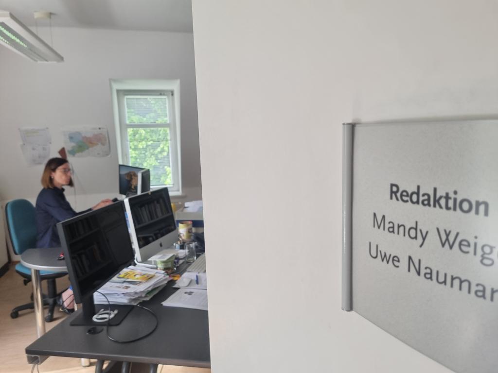 Chefin vom Dienst Mandy Weigel und Landeskirchenreporter Uwe Naumann teilen sich ein Büro.