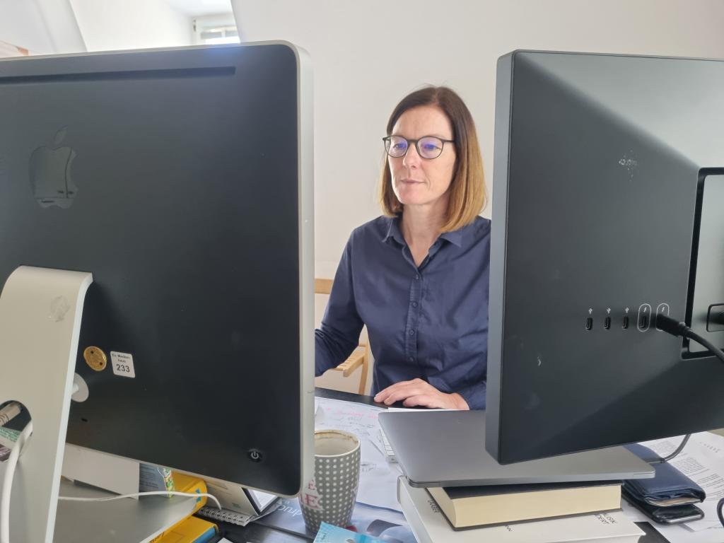 Bei der Chefin vom Dienst laufen alle Artikel der Freien Mitarbeiter zusammen.