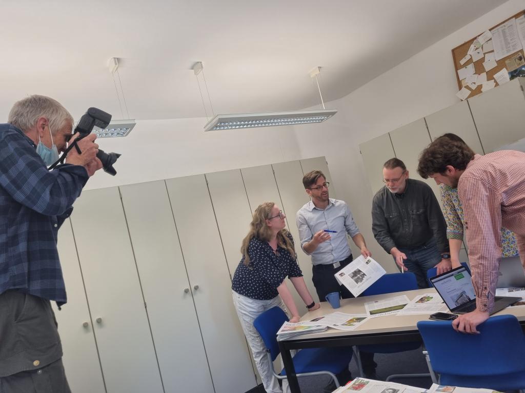 Fototermin in der Redaktion: Zum Jubiläum fotografierte Sonntag-Fotograf Steffen Giersch die Redaktion bei der Arbeit. Mittwochs wird kritisiert und geplant, jeder kommt zu Wort und auch Rückmeldungen von Lesern und Autoren werden besprochen.