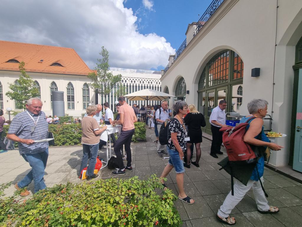 Angeregte Gespräche prägten die Mittagspause und der tolle Blick in den Zoo Leipzig vervollständigt die gute Atmosphäre. Am Nachmittag wird weiter diskutiert und ausgetauscht. © Karola Richter