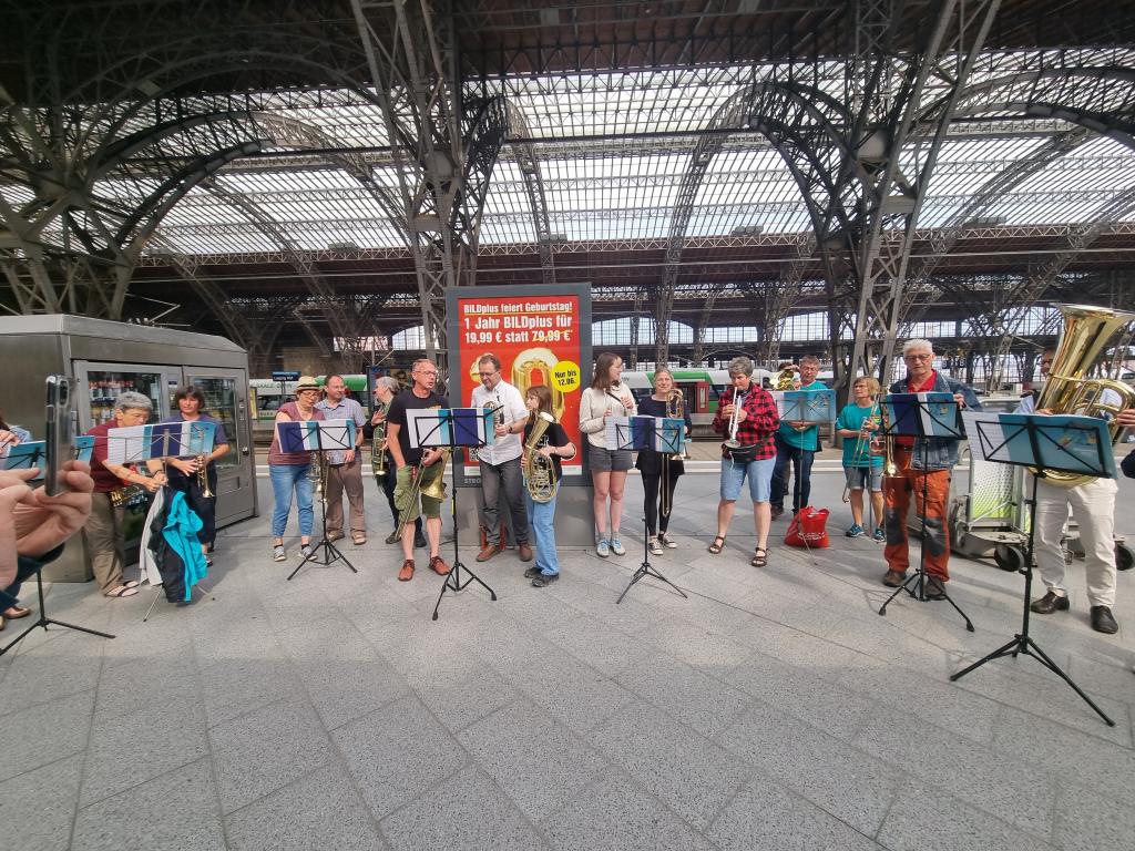 Posaunenchormusik am Bahnsteig vor Abfahrt in Leipzig © Karola Richter 