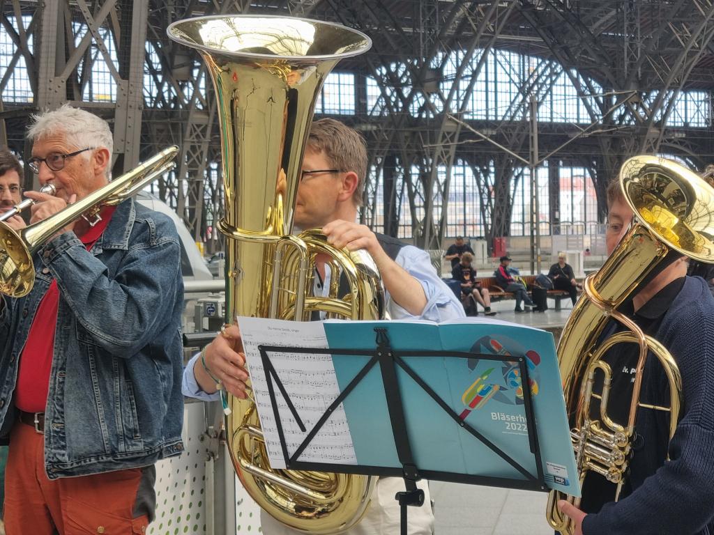 Posaunenchormusik am Bahnsteig vor Abfahrt in Leipzig © Karola Richter 