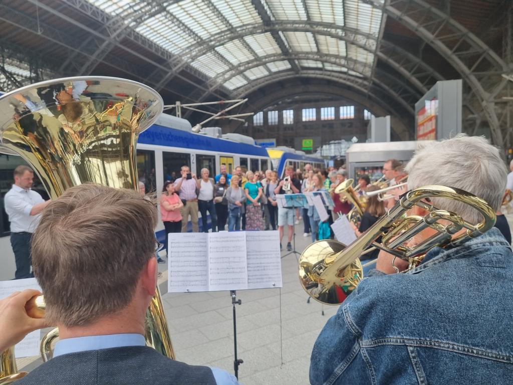 Posaunenchormusik am Bahnsteig vor Abfahrt in Leipzig © Karola Richter 