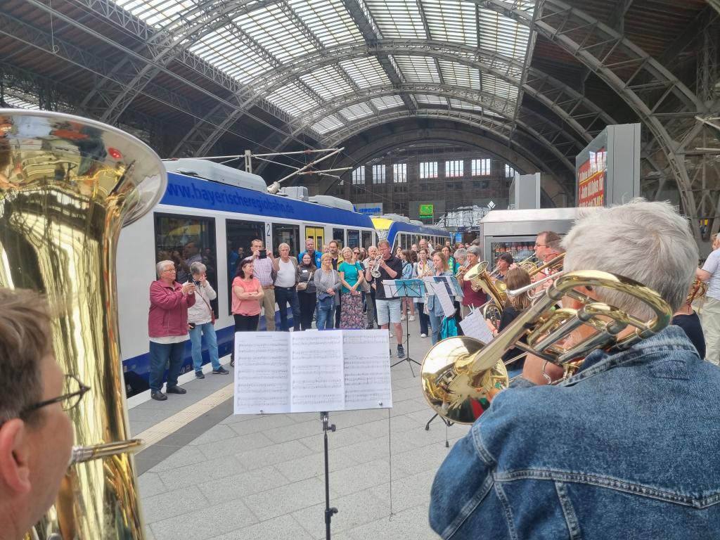 Posaunenchormusik am Bahnsteig vor Abfahrt in Leipzig © Karola Richter 
