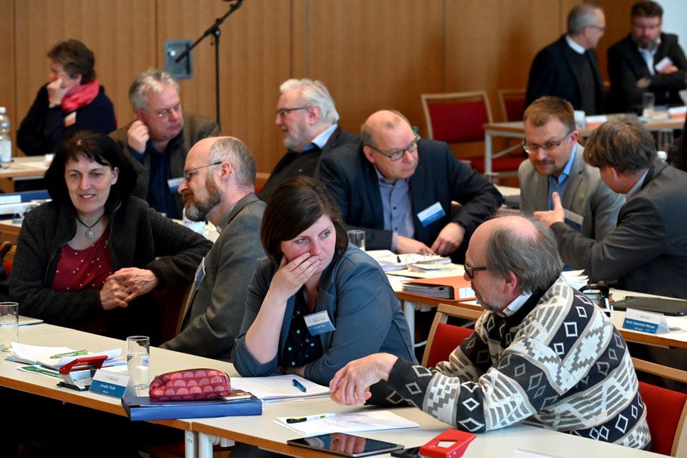 Die Synodalen waren aufgefordert, im Zweier-Gespräch über Themen nachzudenken. © Steffen Giersch