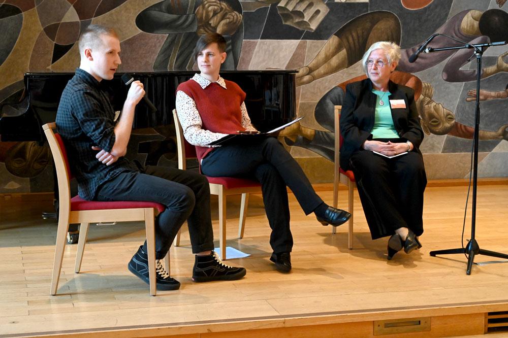 Jugendvertreter Lukas Haugk (li.) beim kleinen Podiumsgespräch zum Thementag »Wo kommst Du her? Wo willst Du hin? – Kirche in der Zwischenzeit«. © Steffen Giersch