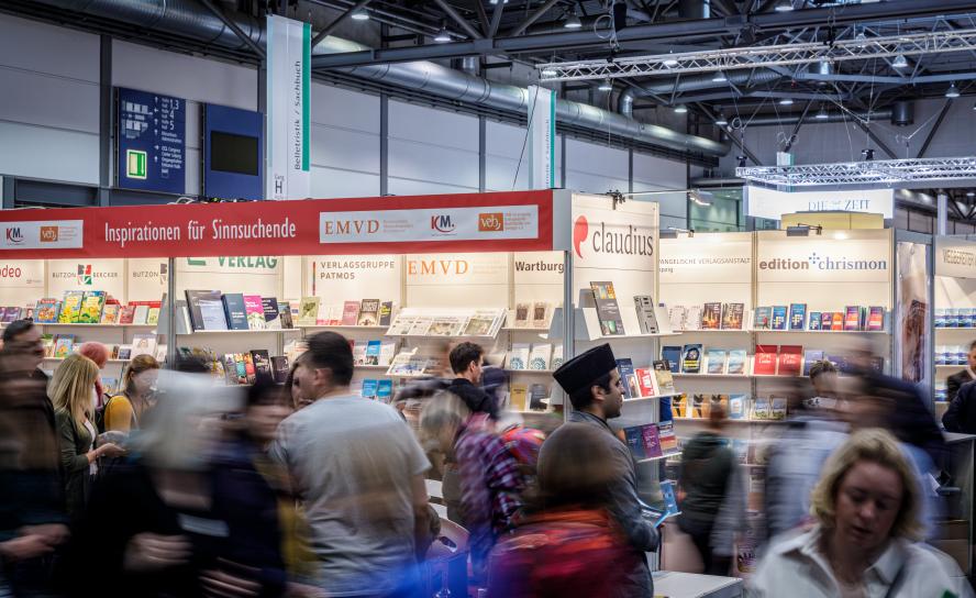 Mitten im Messetrubel: Die Stände der christlichen Verlage in Halle 2 stießen auf große Resonanz. © Uwe Winkler