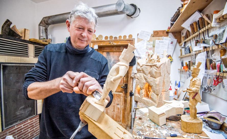 Hartmut Rademann schnitzt einen Bergmann. Sein Laden ist startklar für den Weihnachtsmarkt, der am 2. Advent eröffnet wird. In den zwei Jahren ohne Weihnachtsgeschäft war die Situation für viele Ladeninhaber in der Innnenstadt eine Herausforderung. © Georg Ullrich Dostmann