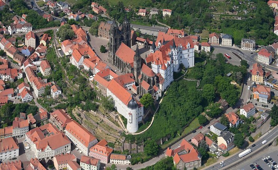 Luftbild des Meißner Doms auf dem Burgberg © Carsten Steger, CC BY-SA 4.0, https://commons.wikimedia.org/w/index.php?curid=147120226