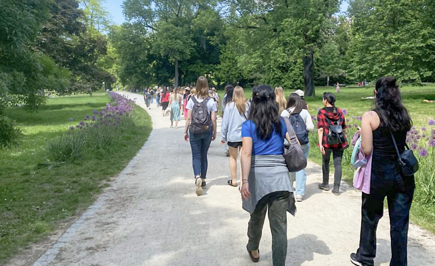 Unter dem Motto »Girls Talking & Walking« (»Junge Frauen reden und wandern«) gehen in zahlreichen deutschen Städten Frauen gemeinsam spazieren – wie hier in Frankfurt am Main. © epd-Bild/Vivien Eller Unter dem Motto »Girls Talking & Walking« (»Junge Frauen reden und wandern«) gehen in zahlreichen deutschen Städten Frauen gemeinsam spazieren – wie hier in Frankfurt am Main. © epd-Bild/Vivien Eller