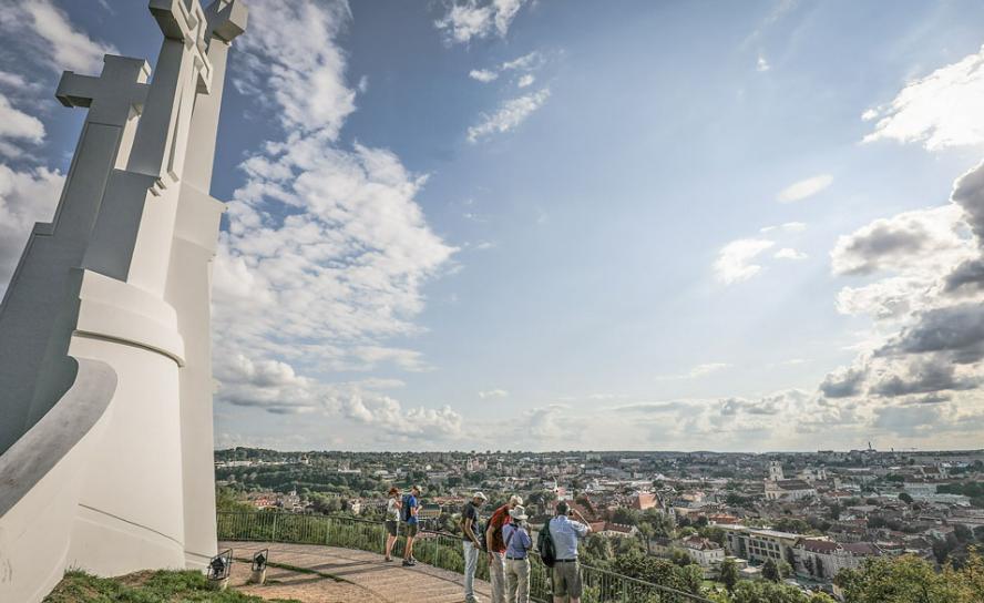 Aussicht mit Botschaft: Der »Berg der drei Kreuze« ist ein beliebtes Touristenziel. Das Monument entstand während des Zweiten Weltkrieges und gilt als Symbol des Widerstandes gegen die Besetzung. © kna-bild/Markus Nowak