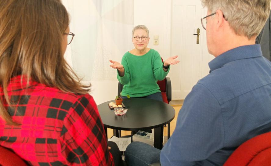 Anne-Katrin Olbrich im Beratungsgespräch (nachgestellt). © T. Gärtner