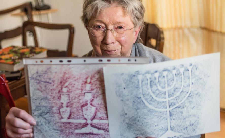 Erika Buhr zeigt Frottagen, in denen Schüler auf dem Neuen Jüdischen Friedhof in Breslau Inschriften von Grabsteinen durchgepaust haben. © Dietrich Flechtner