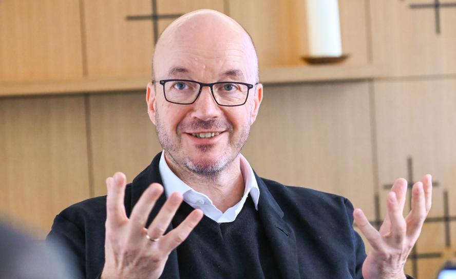 Landesbischof Tobias Bilz beim Interview an seinem Amtssitz in Dresden-Mitte. Foto: Steffen Giersch
