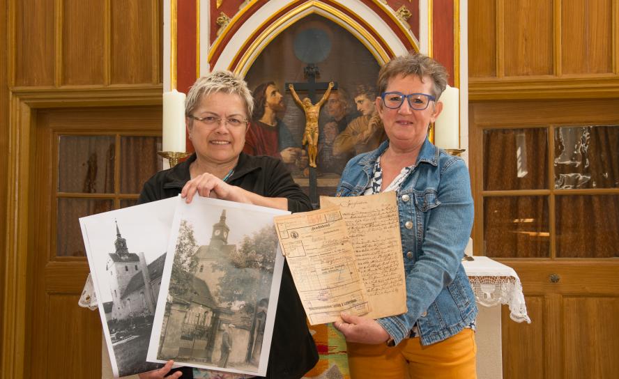Veronika Ullrich (li.) vom Kirchenvorstand Oschatzer Land und Sylvia Däbritz vom Ortskirchenausschuss Malkwitz zeigen historische Dokumente zu ihrer Dorfkirche. Foto: Thomas Barth