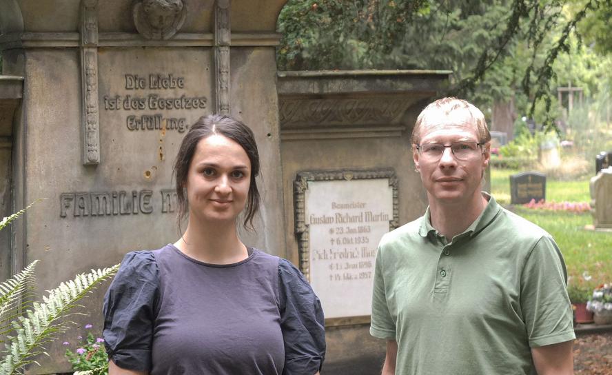 Nathalie Reith und Friedhofsverwalter Tobias Grumpelt vor einem der historischen Grabmäler in Dresden.