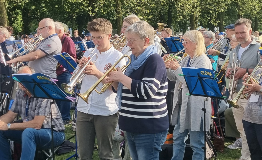 Anna-Nicole Heinrich (l.), Präses der Synode der Evangelischen Kirche in Deutschland, stimmte im Eröffnungsgottesdienst auf der Moorweide selbst mit der Trompete an. © Karola Richter