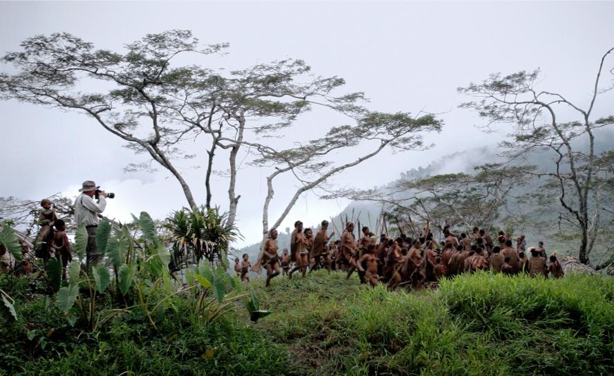 Sebastião Salgado (l.) bei Fotaufnahmen indigener Völker im Urwald. Filmszene aus »Das Salz der Erde« von Wim Wenders. Foto: SWR/NFP/Juliano Ribeiro Salgado
