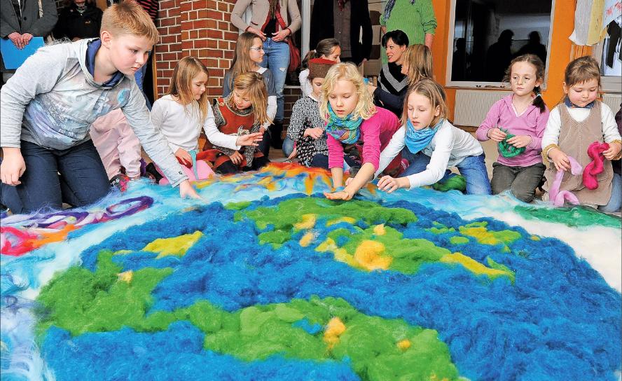 Kinder beim Projekt »Weltenzelt« im Nikolausverein Rochlitz